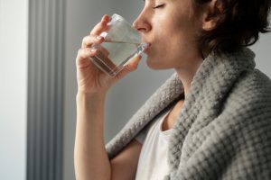 Por que é importante beber água no inverno? Entenda